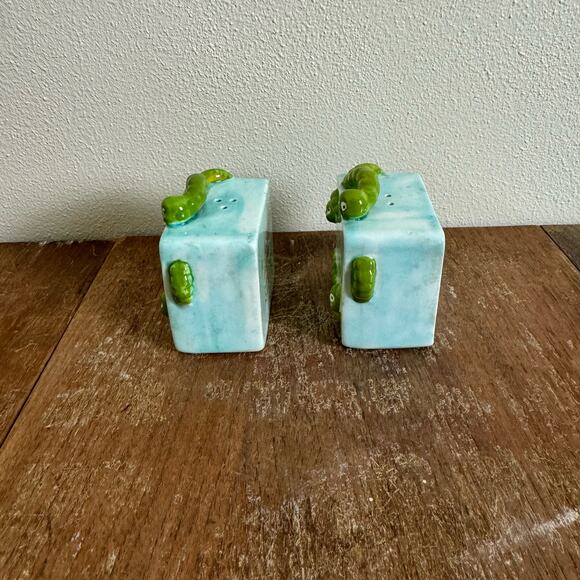 Norcrest Japan Alaskan Ice Worm Salt and Pepper Shakers Alaska 49th State - Picture 3 of 7